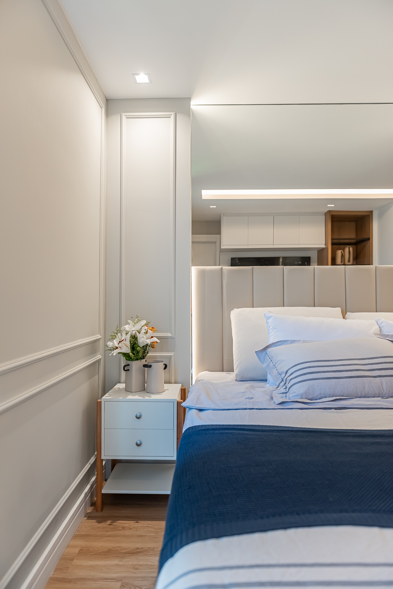 Quarto de casal com criado-mudo e boiserie