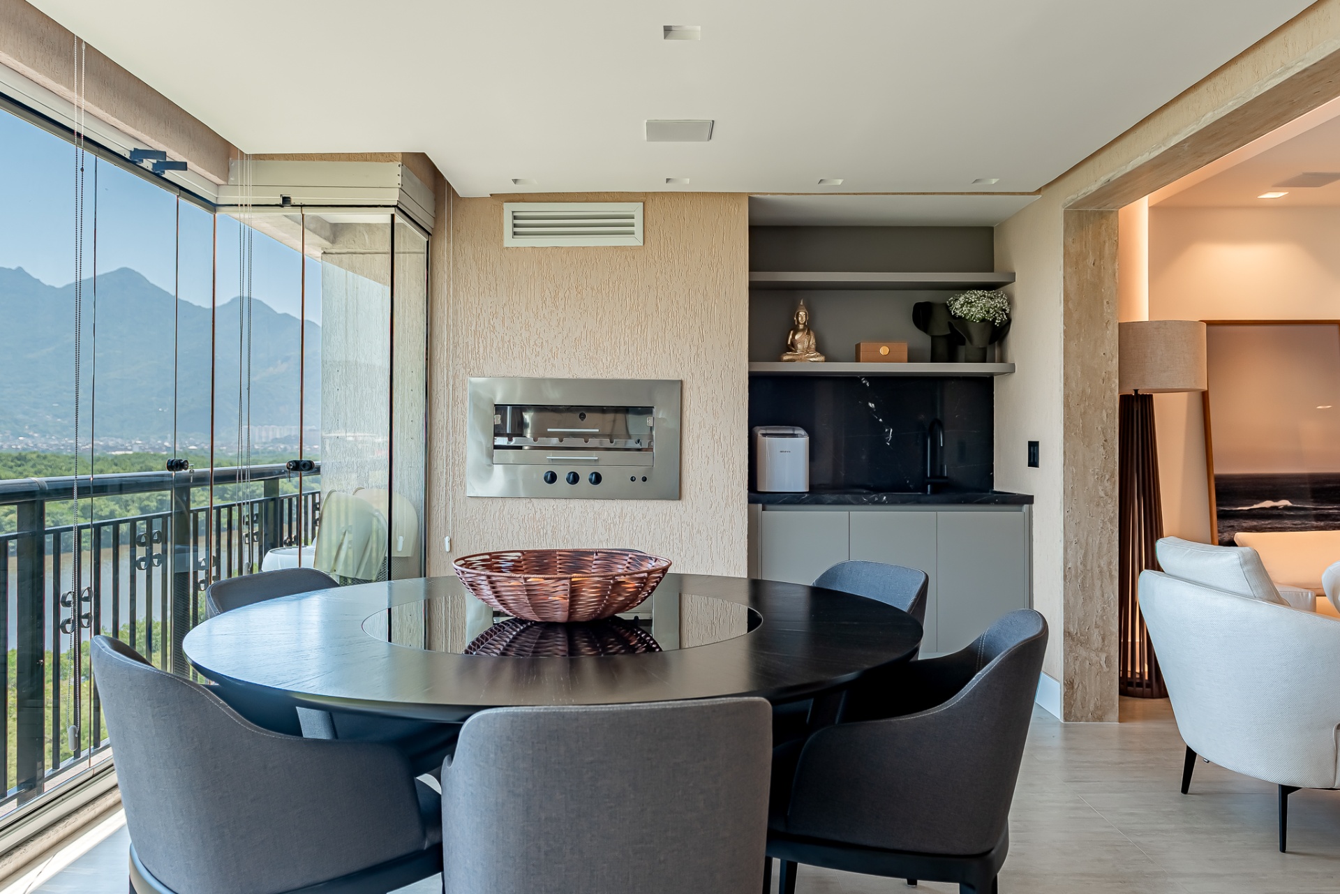 Sala de jantar com vista para montanhas
