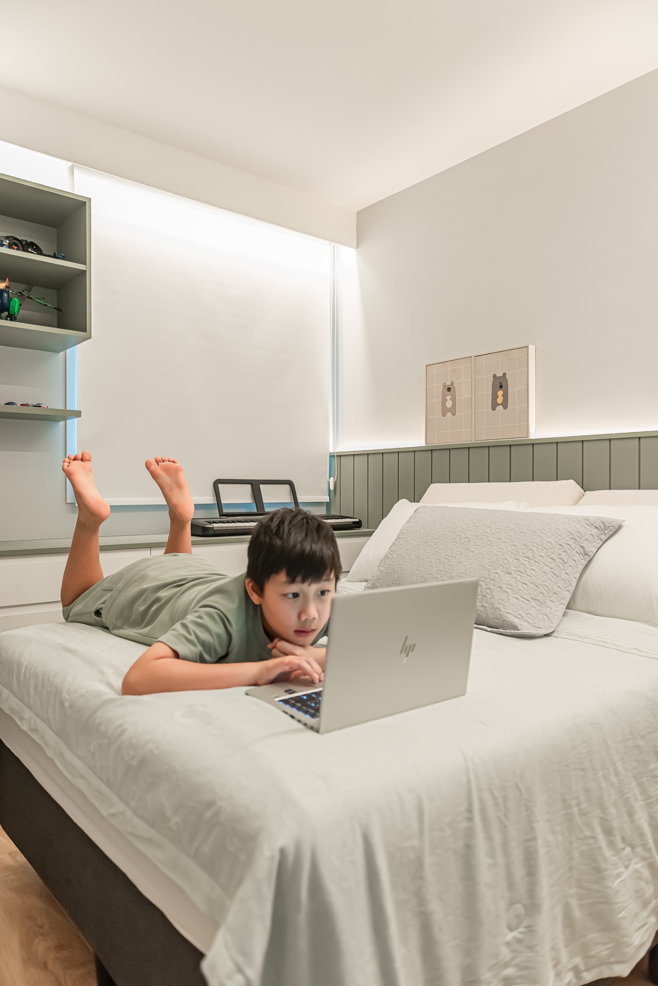 Quarto infantil com cabeceira ripada verde