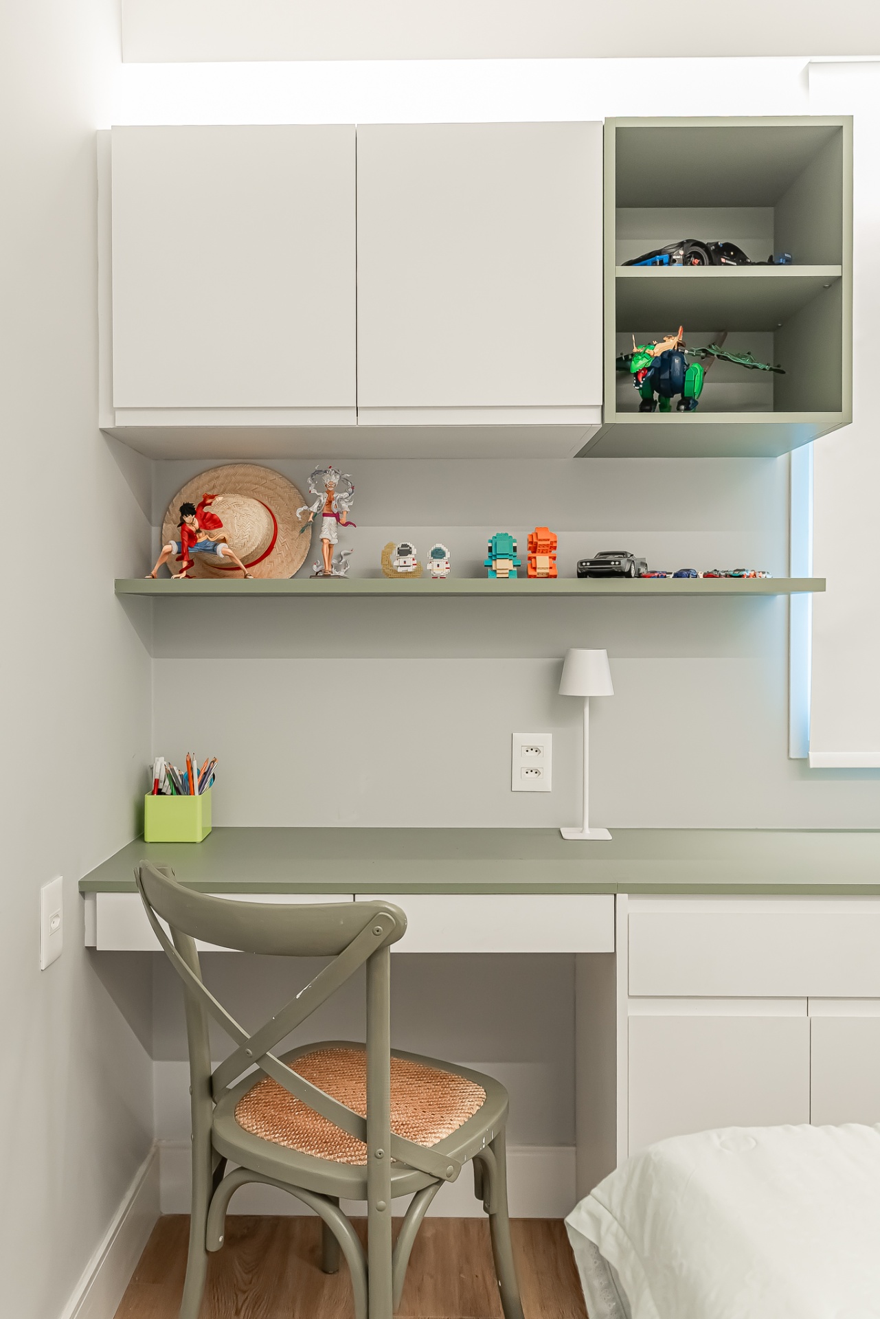 Home office infantil com marcenaria verde