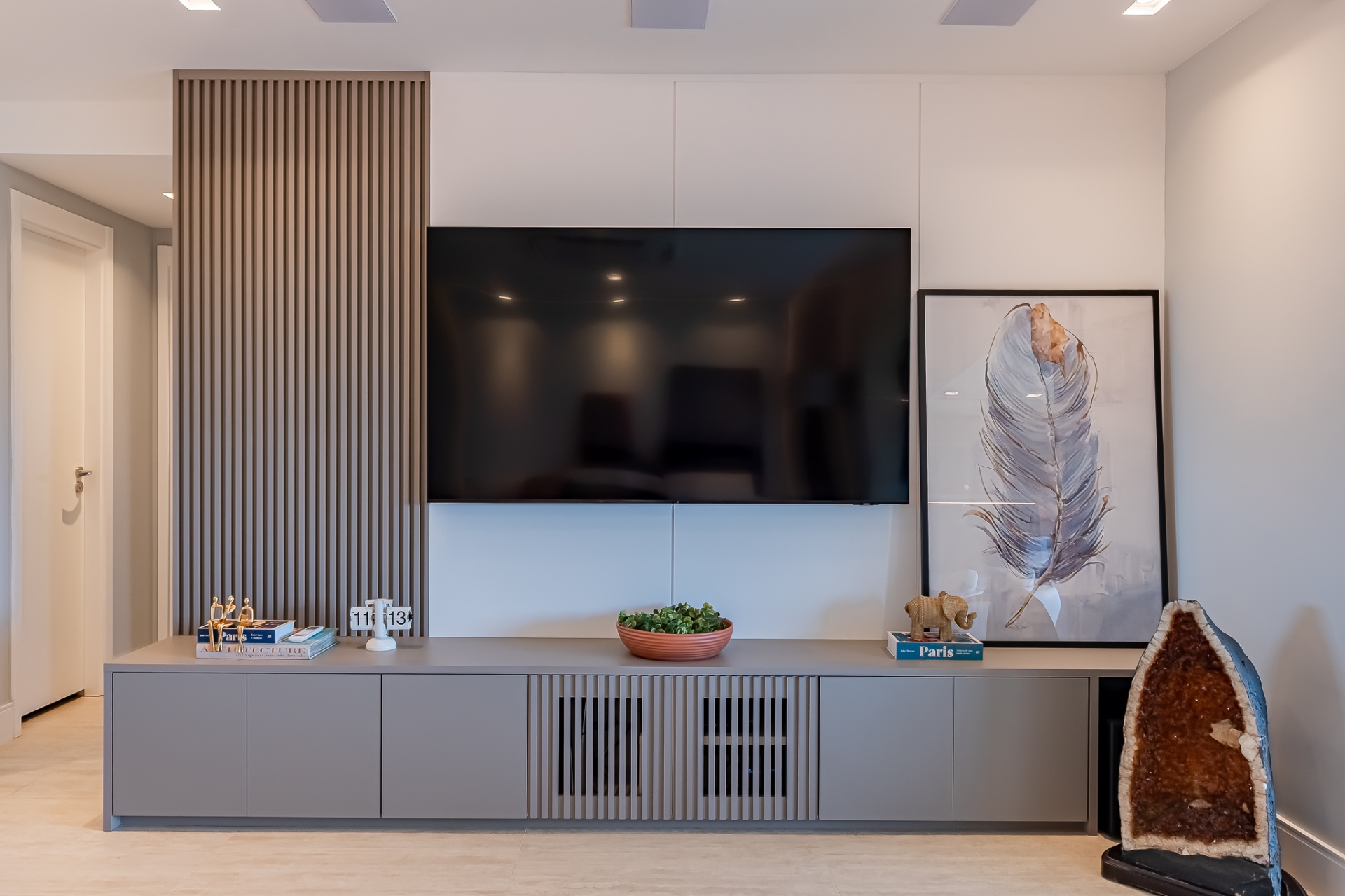 Painel de TV com ripado de madeira